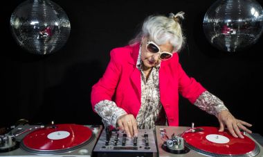 DJ büyükanne disko ortamda