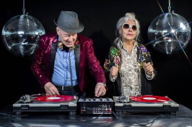 DJ büyükanne ve büyükbaba