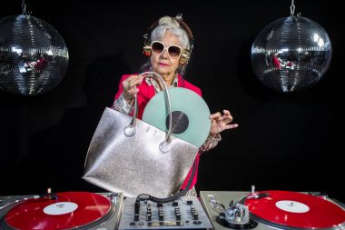 DJ büyükanne disko ortamda