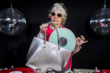 DJ büyükanne disko ortamda