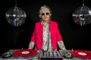 DJ büyükanne disko ortamda
