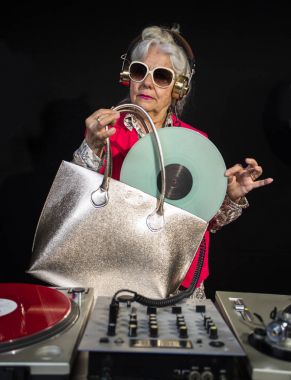 DJ büyükanne disko ortamda