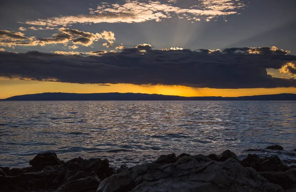Impresionante puesta de sol sobre el mar —  Fotos de Stock