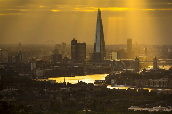 Ciudad de Londres los rayos del sol — Foto de Stock