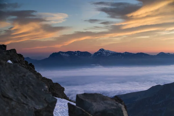 ポイントを表示するモン フォートから山の峰に昇ると早朝の景色 ヴェルビエ スイス アルプス — ストック写真