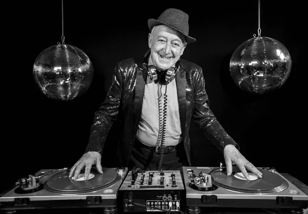 Dj abuelo en disco setting — Foto de Stock