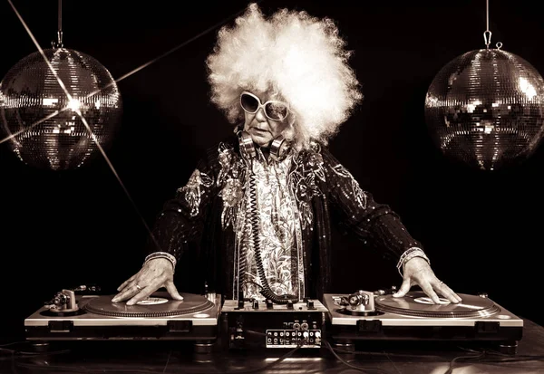 DJ nagyi disco környezetben — Stock Fotó