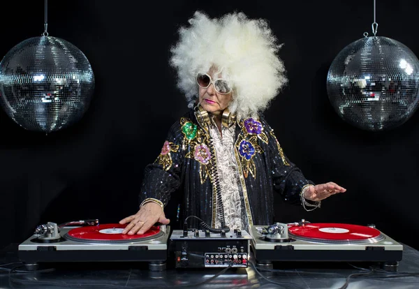 DJ babička v disco prostředí — Stock fotografie