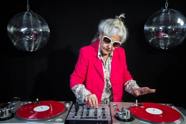 DJ oma in de disco instelling — Stockfoto