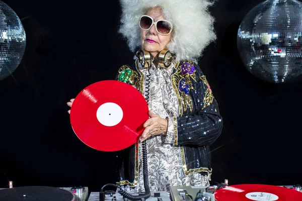 DJ babcia w disco ustawienie — Zdjęcie stockowe