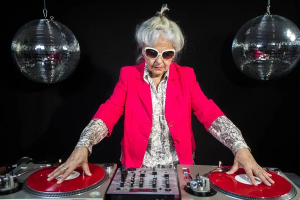 DJ babcia w disco ustawienie — Zdjęcie stockowe