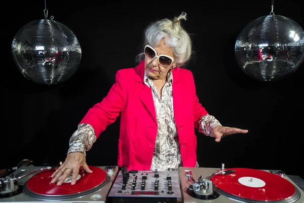 Dj nonna in discoteca — Foto Stock