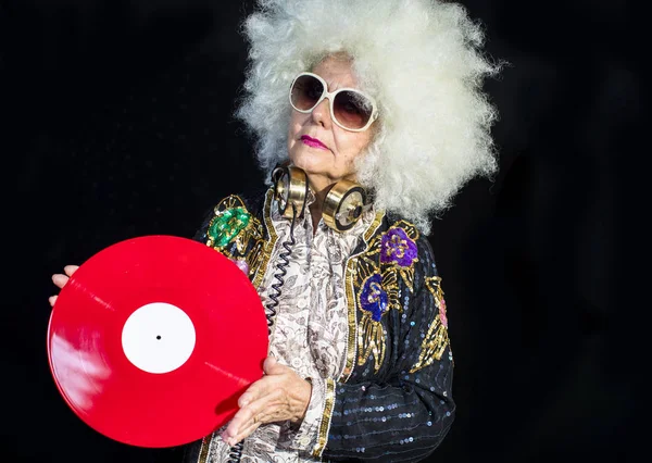 DJ babcia w disco ustawienie — Zdjęcie stockowe