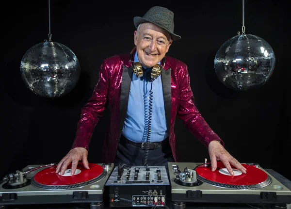 Dj nonno in discoteca — Foto Stock