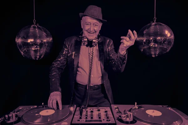 DJ morfar i disco inställning — Stockfoto