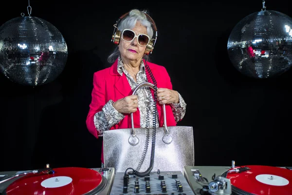 Dj grand-mère en discothèque — Photo