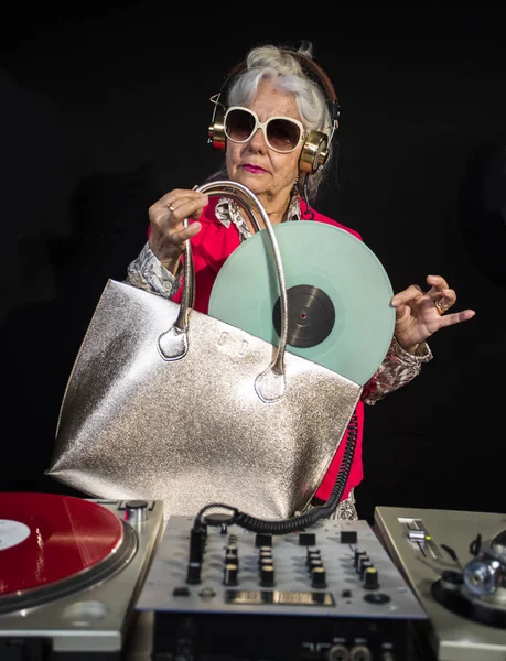 Бабушка ди-джея на дискотеке — стоковое фото