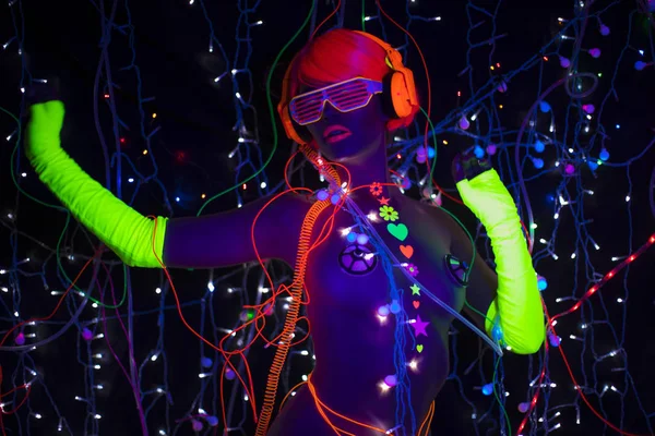 Lueur uv néon sexy disco femelle cyber poupée robot jouet électronique — Photo