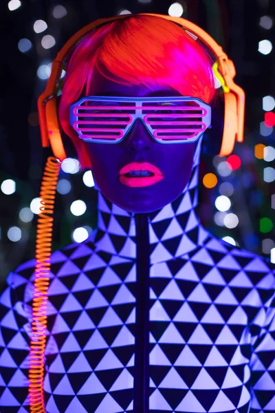 Uv ネオン セクシーなディスコ女性サイバー人形ロボット電子玩具をグローします。 — ストック写真