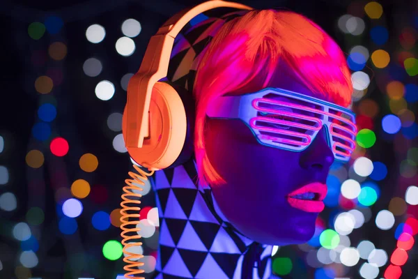 Gloeien uv neon sexy disco vrouwelijke cyber pop robot elektronisch speelgoed — Stockfoto