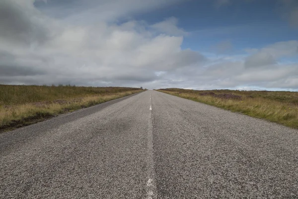 Empty highlands road — Stock Photo, Image