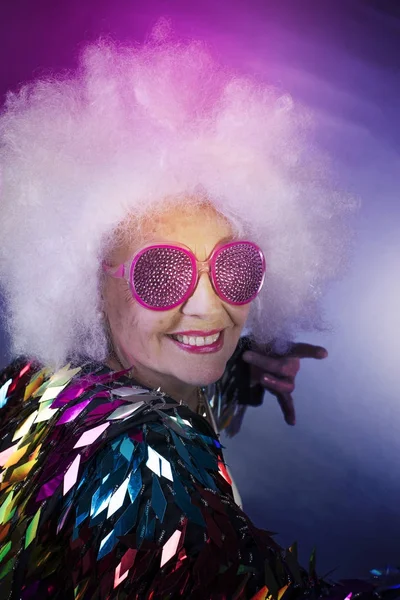 Grand-mère faire la fête disco — Photo