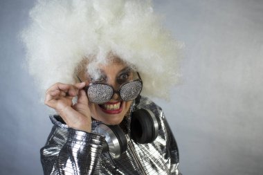 Büyükanne Dj disco bir ortamda parti