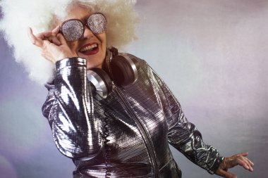 Büyükanne Dj disco bir ortamda parti