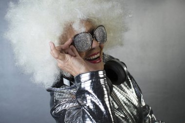 Büyükanne Dj disco bir ortamda parti