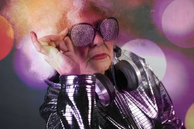 Büyükanne Dj disco bir ortamda parti