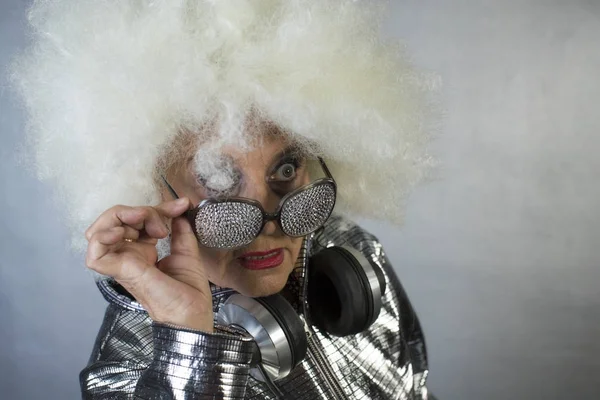 Grand-mère DJ faire la fête dans un cadre disco — Photo