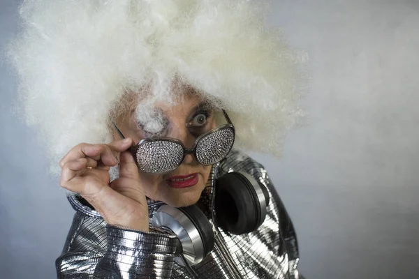 Avó DJ festa em um ambiente de discoteca — Fotografia de Stock