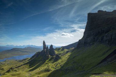 güzel ve eşsiz ihtiyar Isle of skye, İskoçya güneşli storr kaya