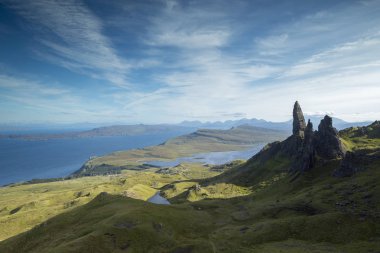 güzel ve eşsiz ihtiyar Isle of skye, İskoçya güneşli storr kaya
