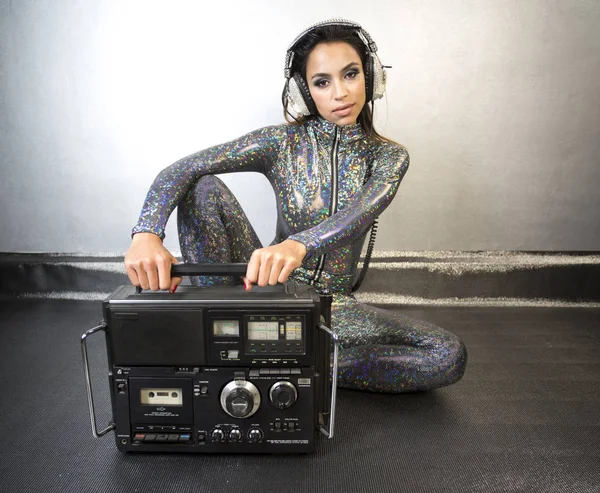 Stylisches Weibchen mit Retro-Ghettoblaster — Stockfoto