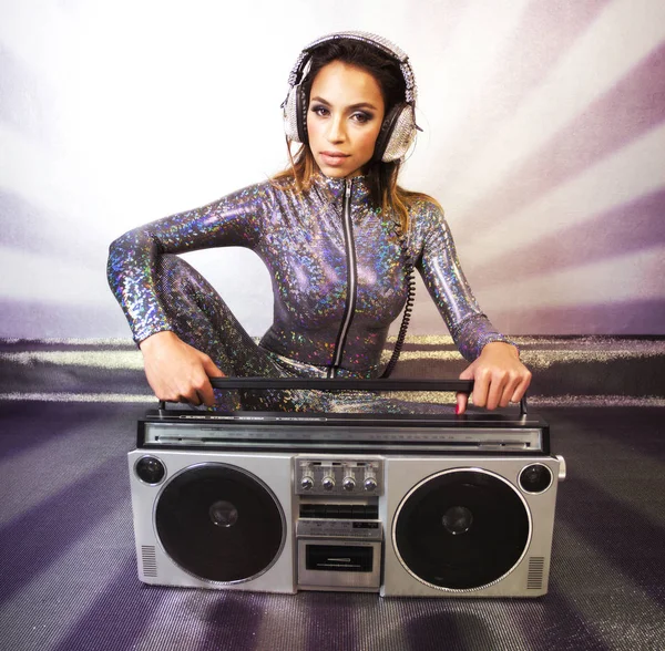 Stijlvolle vrouw met retro Boombox — Stockfoto