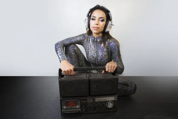 Mujer con estilo con ghettoblaster retro —  Fotos de Stock