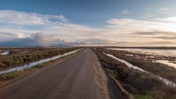 Hyperlapse 在西班牙三角洲 埃布罗河公园被淹没的海滩上行驶的一辆越野车辆前面的摄像头拍摄 — 图库视频影像
