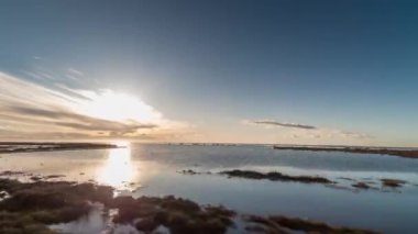 bir off road cepheye bağlı kamera ile çekim hyperlapse pov delta d'ebro Park, İspanya sular altında plaj üzerinde sürüş araç