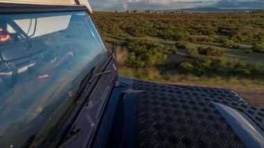 bir off road cepheye bağlı kamera ile çekim hyperlapse pov delta d'ebro Park, İspanya sular altında plaj üzerinde sürüş araç