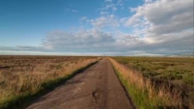 bir off road cepheye bağlı kamera ile çekim hyperlapse pov delta d'ebro Park, İspanya sular altında plaj üzerinde sürüş araç