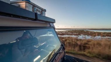 bir off road cepheye bağlı kamera ile çekim hyperlapse pov delta d'ebro Park, İspanya sular altında plaj üzerinde sürüş araç
