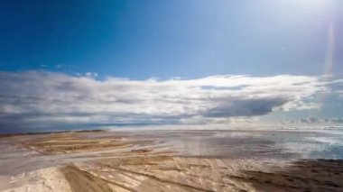 bir off road cepheye bağlı kamera ile çekim hyperlapse pov delta d'ebro Park, İspanya sular altında plaj üzerinde sürüş araç