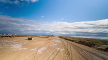 bir off road cepheye bağlı kamera ile çekim hyperlapse pov delta d'ebro Park, İspanya sular altında plaj üzerinde sürüş araç