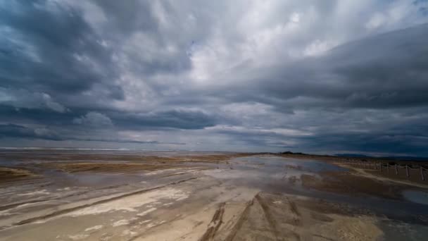 hyperlapse pov prise de vue avec caméra attachée à l'avant d'un véhicule hors route conduisant sur une plage inondée dans le parc du delta d'ebro, en Espagne 