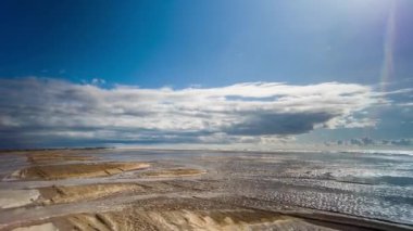 bir off road cepheye bağlı kamera ile çekim hyperlapse pov delta d'ebro Park, İspanya sular altında plaj üzerinde sürüş araç