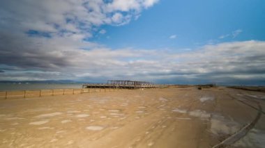 bir off road cepheye bağlı kamera ile çekim hyperlapse pov delta d'ebro Park, İspanya sular altında plaj üzerinde sürüş araç