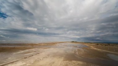 bir off road cepheye bağlı kamera ile çekim hyperlapse pov delta d'ebro Park, İspanya sular altında plaj üzerinde sürüş araç