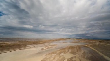 bir off road cepheye bağlı kamera ile çekim hyperlapse pov delta d'ebro Park, İspanya sular altında plaj üzerinde sürüş araç