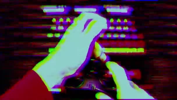Męskie Dłonie Przy Użyciu Komputera Retro Arcade Gry Joystick — Wideo stockowe